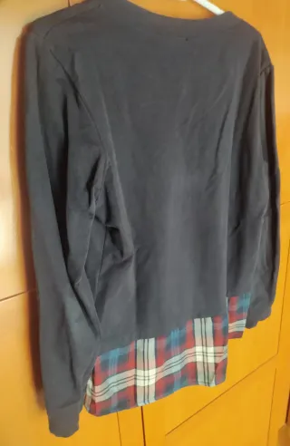 Camiseta azul con efecto cuadros