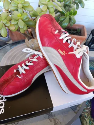 Zapatillas Puma rojas y beige