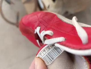 Zapatillas Puma rojas y beige