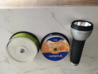 Lote: CDs, DVDs y Linterna cuánto das tu