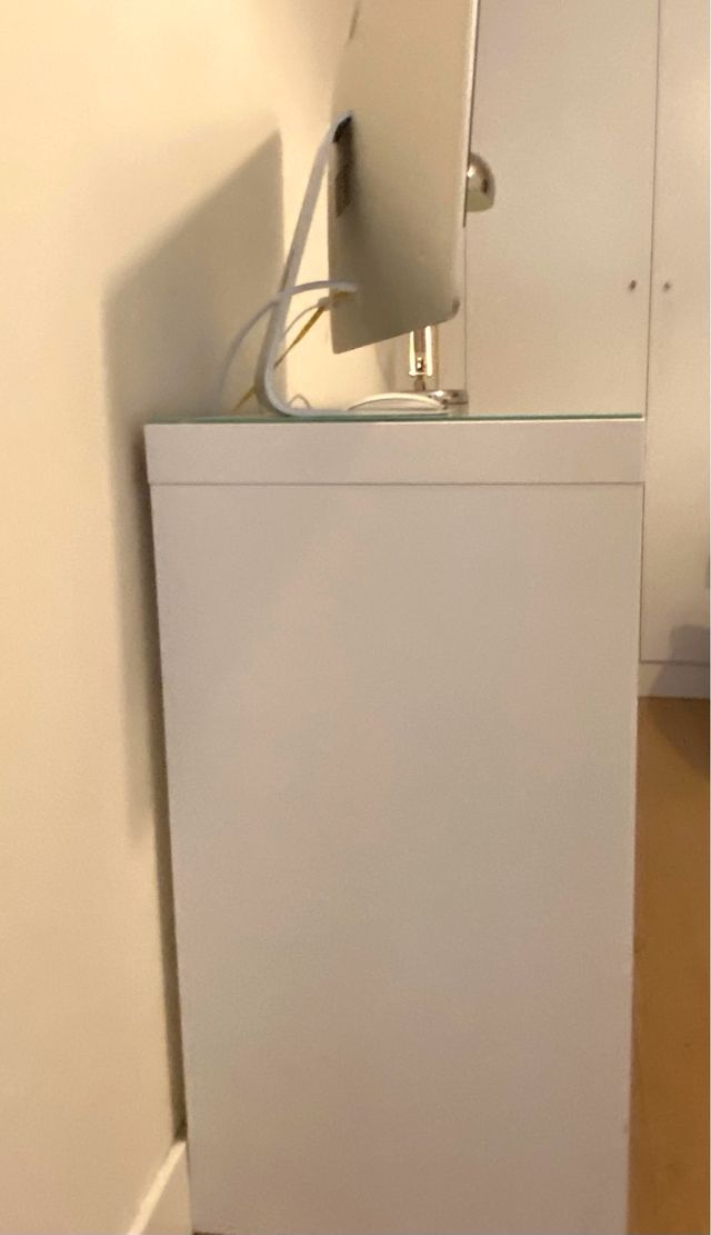 Escritorio blanco cajón, tapa de cristal, precioso