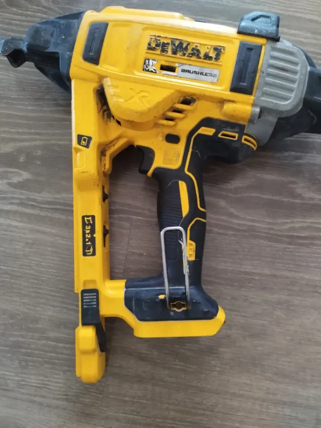 Pistola de clavos DeWalt Brushless