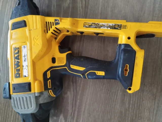 Pistola de clavos DeWalt Brushless
