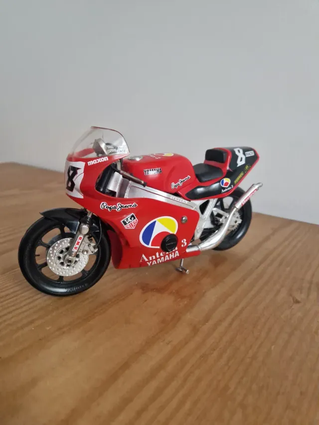 Moto a escala 1/10 Yamaha TZM-250 D'ANTIN