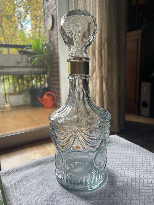 Botella de cristal tallado decorativa