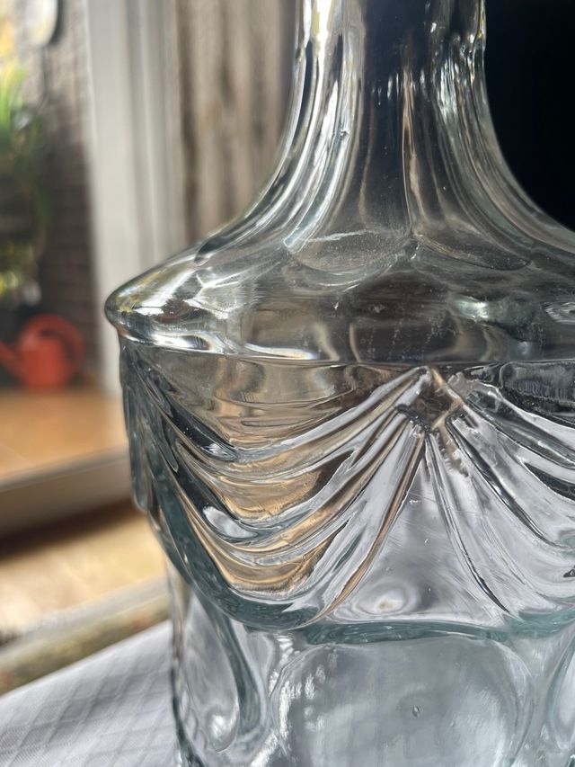 Botella de cristal tallado decorativa