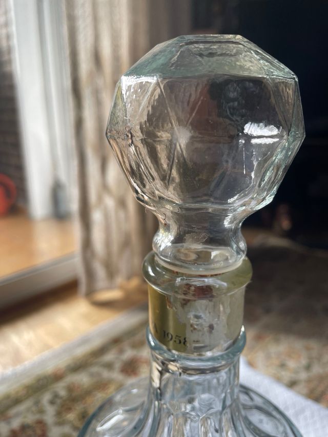 Botella de cristal tallado decorativa