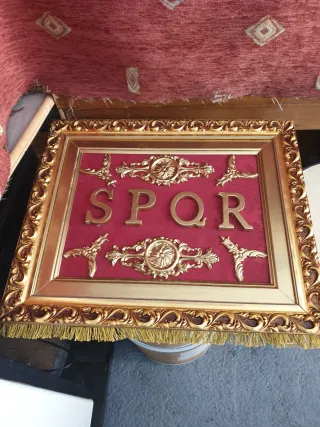 Estandarte SPQR con águila