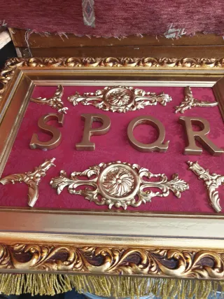 Estandarte SPQR con águila