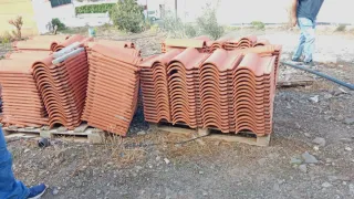 Palé de tejas rojas