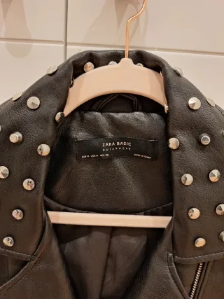 Chaqueta Rockera Imitación Piel Tachuelas