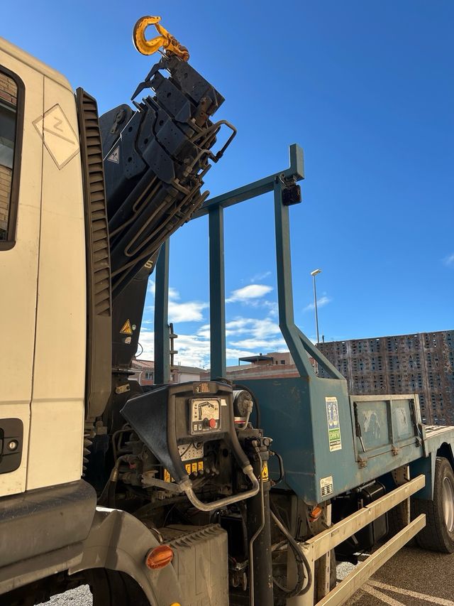 Camión Iveco Eurocargo con grúa y cabrestante