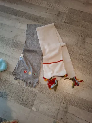 Bufandas grises y beige