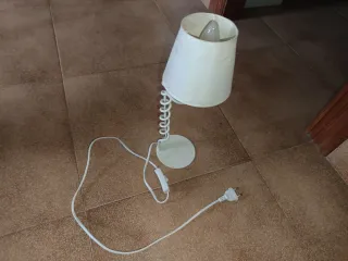 Lámpara de mesa blanca