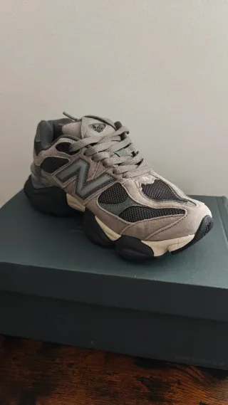 New Balance 9060 Talla 41 Beige/Gris