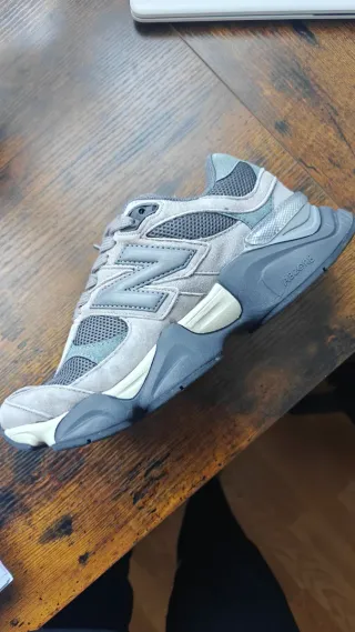 New Balance 9060 Talla 41 Beige/Gris