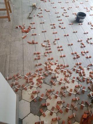 Instalación de suelo y alicatado de baño