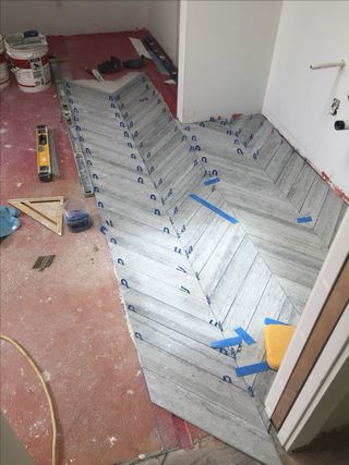 Instalación de suelo y alicatado de baño