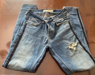 Pantalón vaquero Zara con detalles