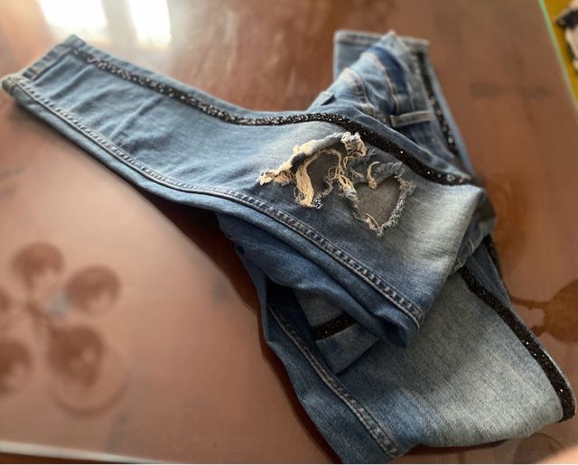 Pantalón vaquero Zara con detalles