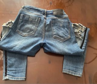 Pantalón vaquero Zara con detalles