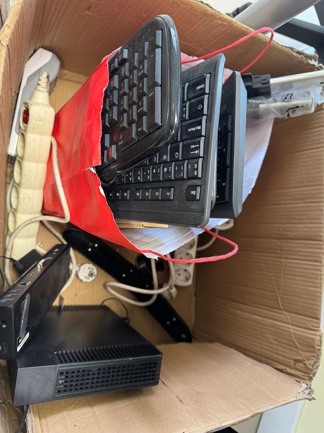 Caja con teclados y electrónica