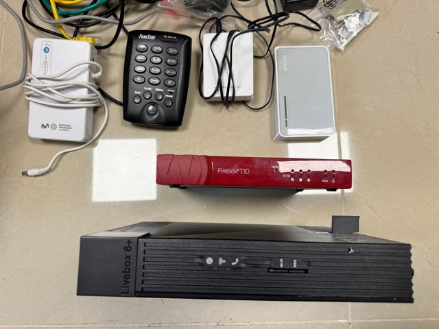 Caja con teclados y electrónica