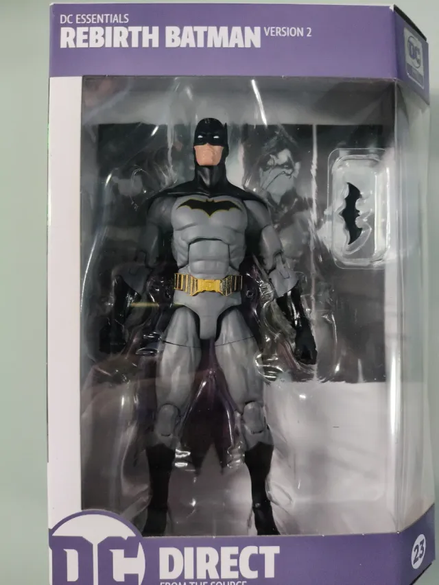 Figura Batman DC Essentials Rebirth V2