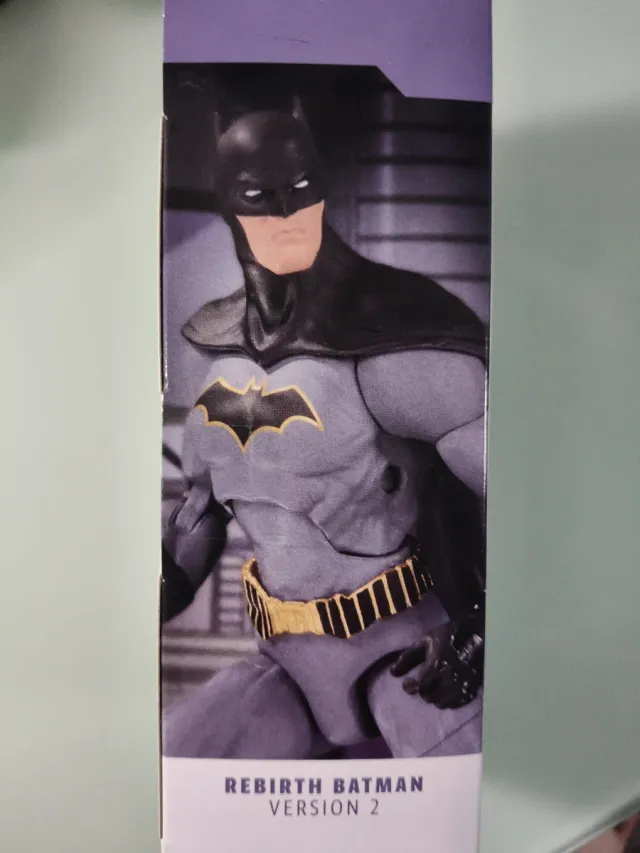 Figura Batman DC Essentials Rebirth V2