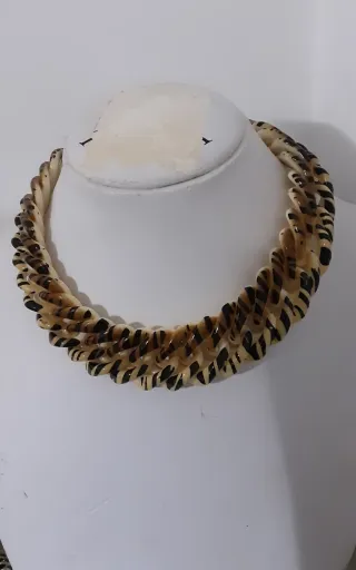 Collana girocollo maculata beige e marrone