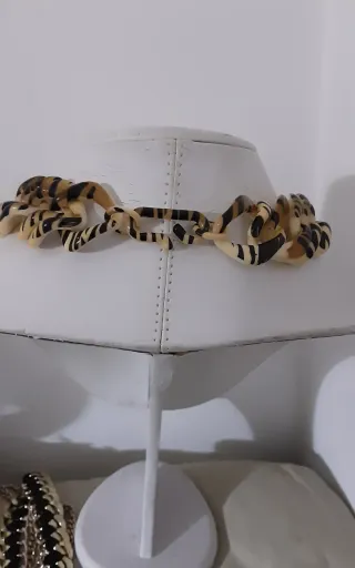 Collana girocollo maculata beige e marrone