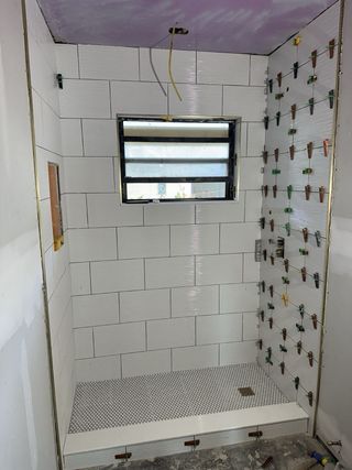 Renovación moderna: Azulejos y suelo