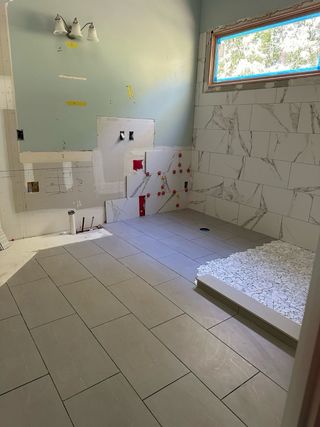 Renovación moderna: Azulejos y suelo