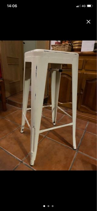 Sgabello alto in metallo beige. Nuovo. Ne ho due