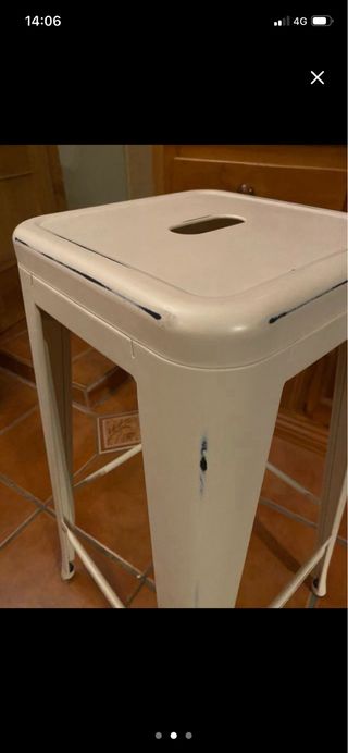 Sgabello alto in metallo beige. Nuovo. Ne ho due