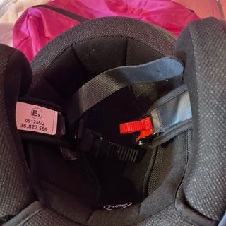 Casco de moto negro con visera