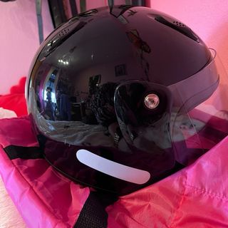 Casco de moto negro con visera