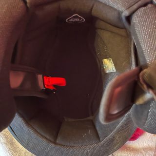 Casco de moto negro con visera