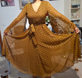 Vestido mostaza con detalles dorados