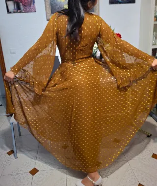 Vestido mostaza con detalles dorados