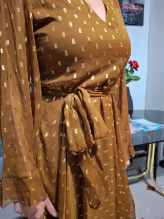 Vestido mostaza con detalles dorados