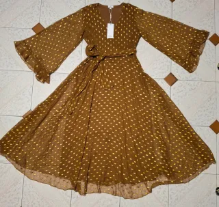 Vestido mostaza con detalles dorados