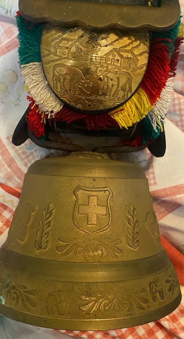 Campana decorativa de latón con escudo suizo