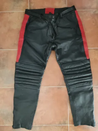 Pantalón motero cuero. T XL negro/rojo