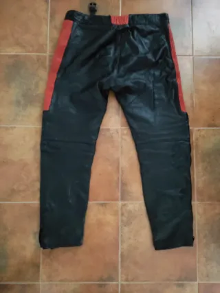 Pantalón motero cuero. T XL negro/rojo