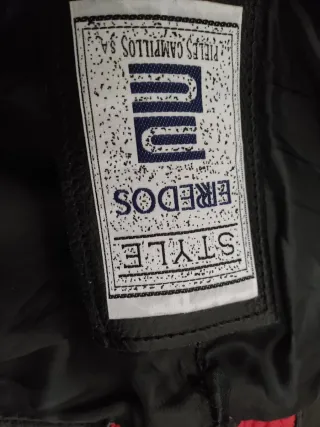 Pantalón motero cuero. T XL negro/rojo