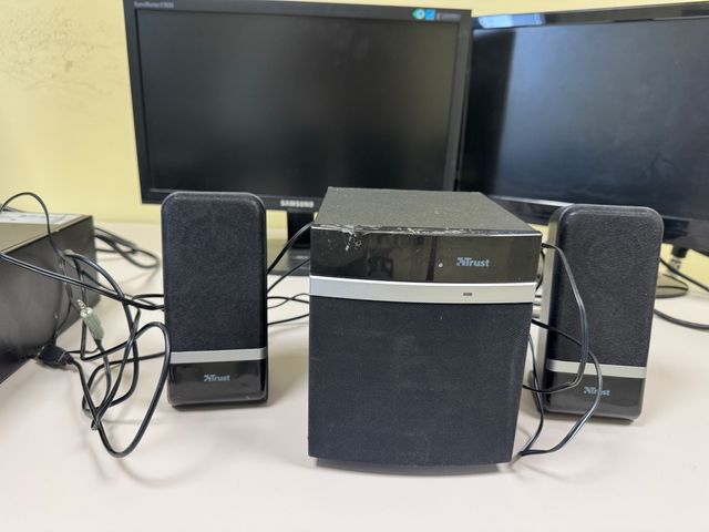 Altavoces Trust Negros