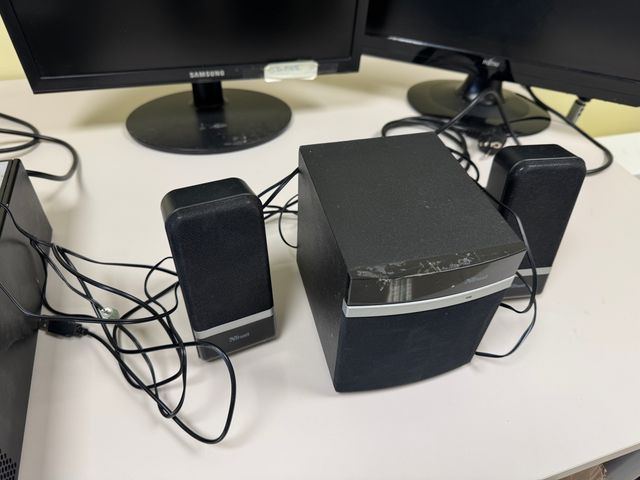 Altavoces Trust Negros