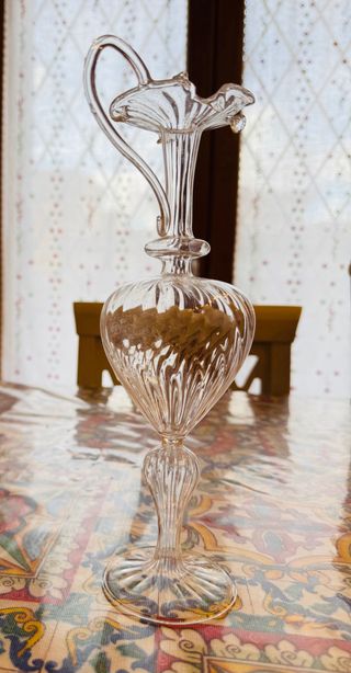 Anfora in vetro trasparente