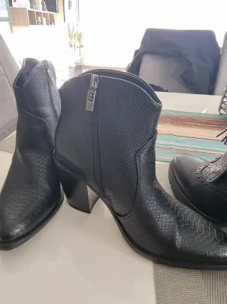 Botines M Negros Piel Serpiente Tacón